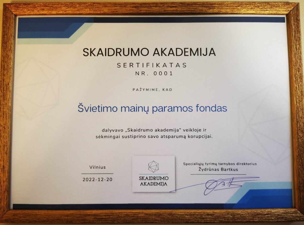 Švietimo mainų paramos fondo atstovams įteiktas „Skaidrumo akademijos“ baigimo sertifikatas